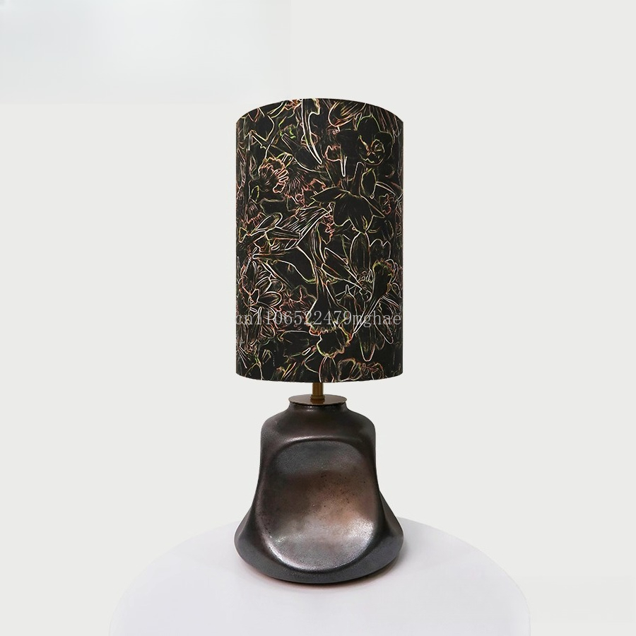 Century Textile & Sewing Supply Hours - Lámpara de mesa de tela dorada
